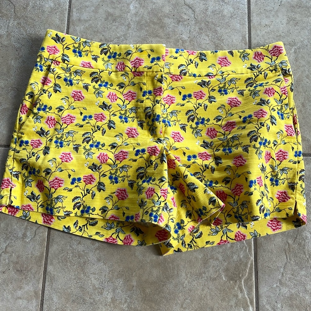 Ann Taylor floral shorts excellent condition. Size 6